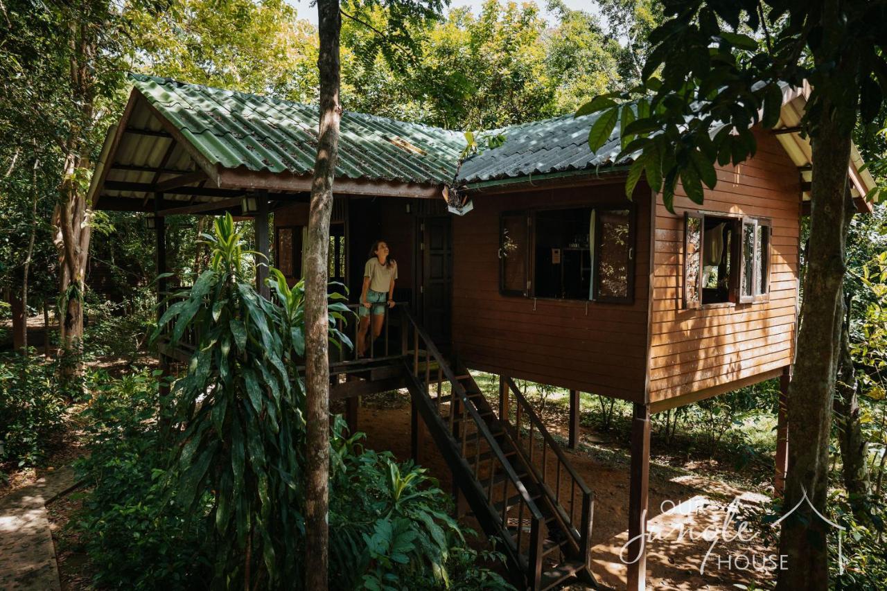 Отель Our Jungle House Khao Sok National Park Экстерьер фото